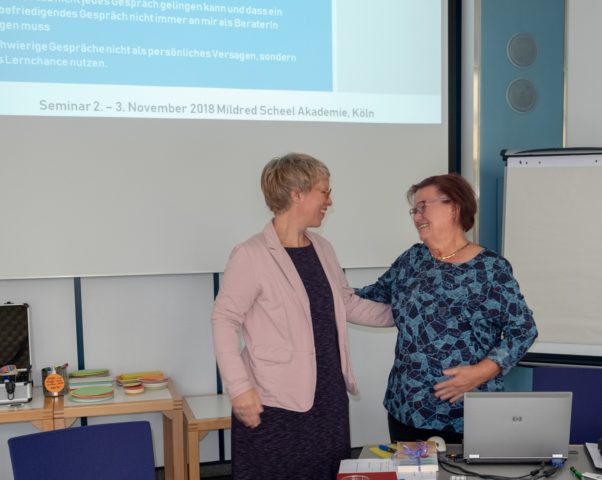 Dankeschön an Frau Grudke (rechts Frau Grudke, links Frau Lange), Foto: Hartmut Schäfer