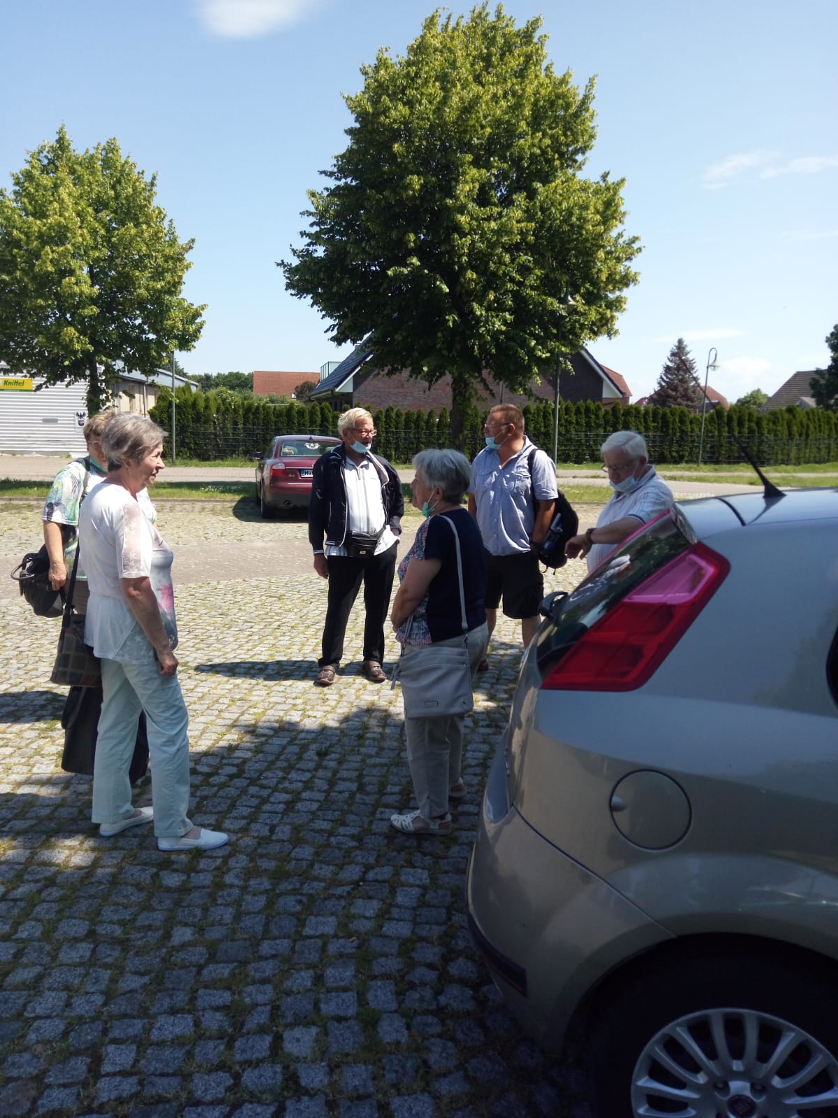 Die Begrüßung mit dem Mindestabstand